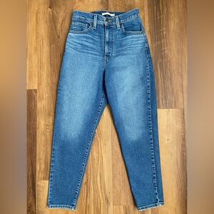 Levi’s women’s high waisted Mom jeans size 27 EUC